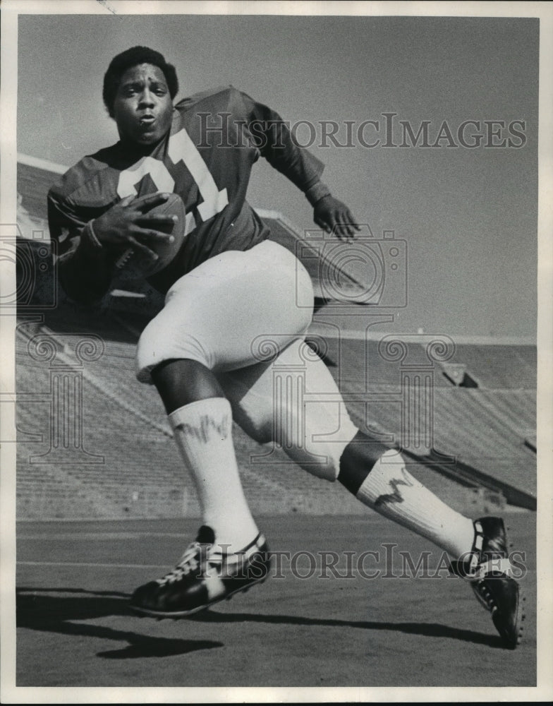 1971 Press Photo Rufus Ferguson, Running With A Football - mja58982-Historic Images