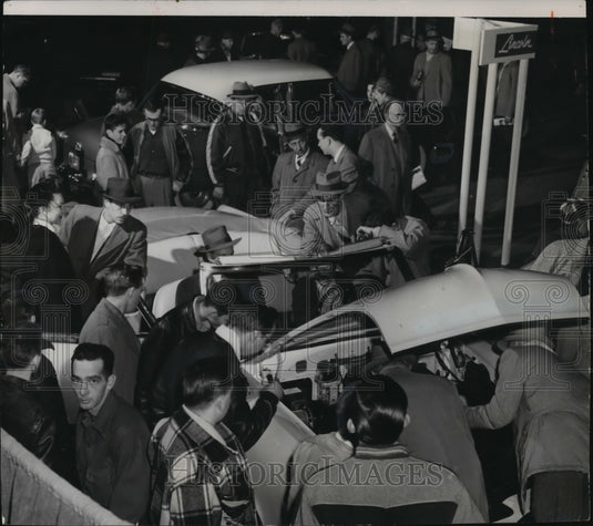 1953 Press Photo Spectators Wandered Through The Auditorium On Opening Day-Historic Images