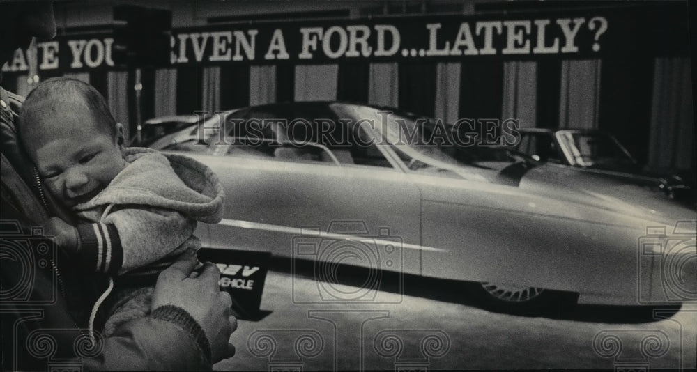 1986 Press Photo Steven Fabina&#39;s With His Son And The Futuristic Ford Probe V-Historic Images