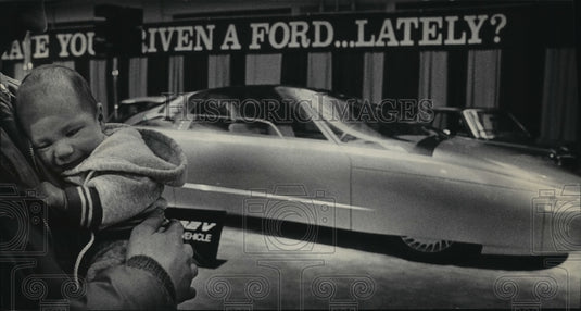 1986 Press Photo Steven Fabina's With His Son And The Futuristic Ford Probe V-Historic Images