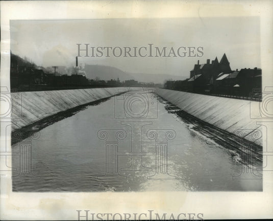 1943 Press Photo Channel preventing floods in Johnstown, Pennsylvania - Historic Images