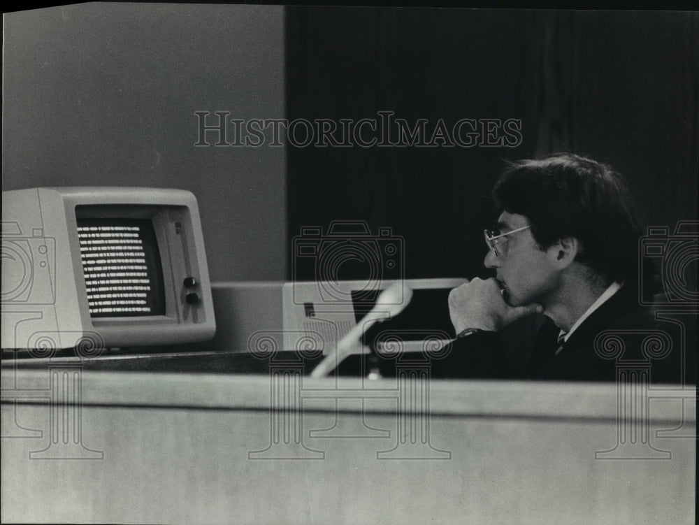 1983 Press Photo Hearing Impaired State Appeals Judge Richard S. Brown-Historic Images