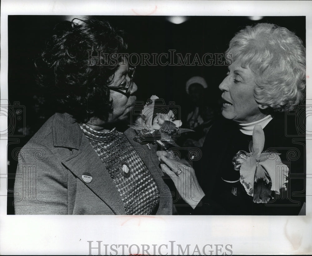 1972 Press Photo Mrs. Humphrey Pinned Corsage on Mrs. Mamie Galloway - mja59372-Historic Images