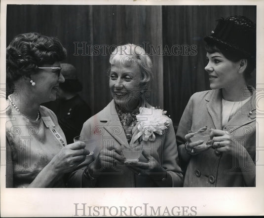 1964 Wife of Minnesota Senator Mrs. Hubert Humphrey and Others - Historic Images