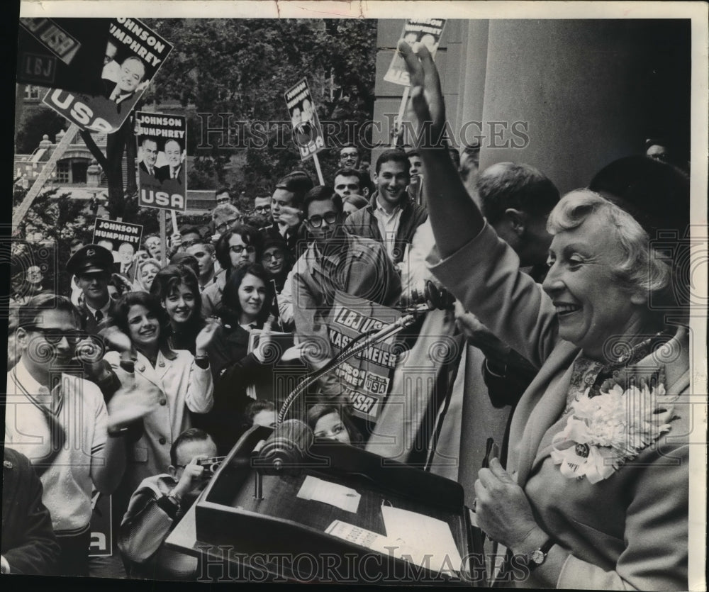 1964 Press Photo Mrs. Hubert Humphrey Waved to Crowd University of Wisconsin - Historic Images