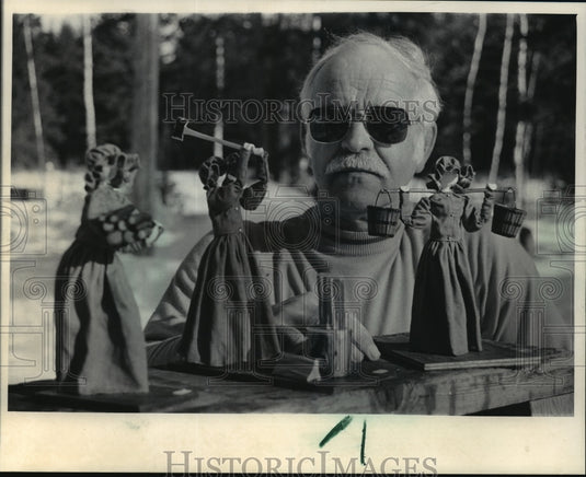 1985 Press Photo Carl Buettner Showed Off Dolls Depicting Pioneer Life-Historic Images