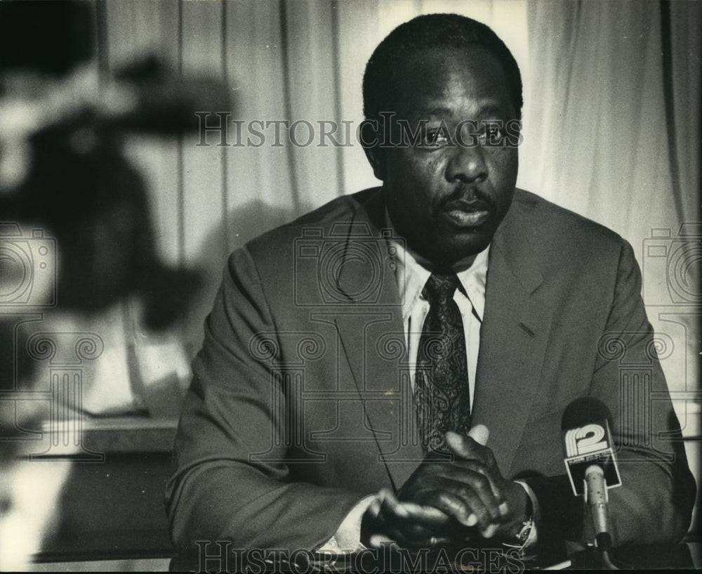 1990 Press Photo Henry Aaron, Atlanta Braves Baseball Player Doing Press-Historic Images