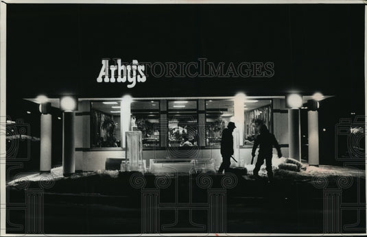 1989 Press Photo Arlyn Kampen and William Hackbarth Create Ice Sculpture, Arby's-Historic Images