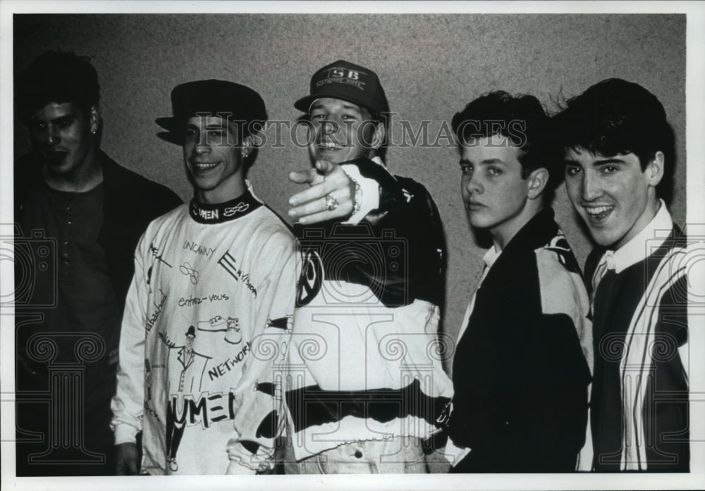 1990 Press Photo Band New Kids on the Block in a relaxed mood - mja59440 - Historic Images