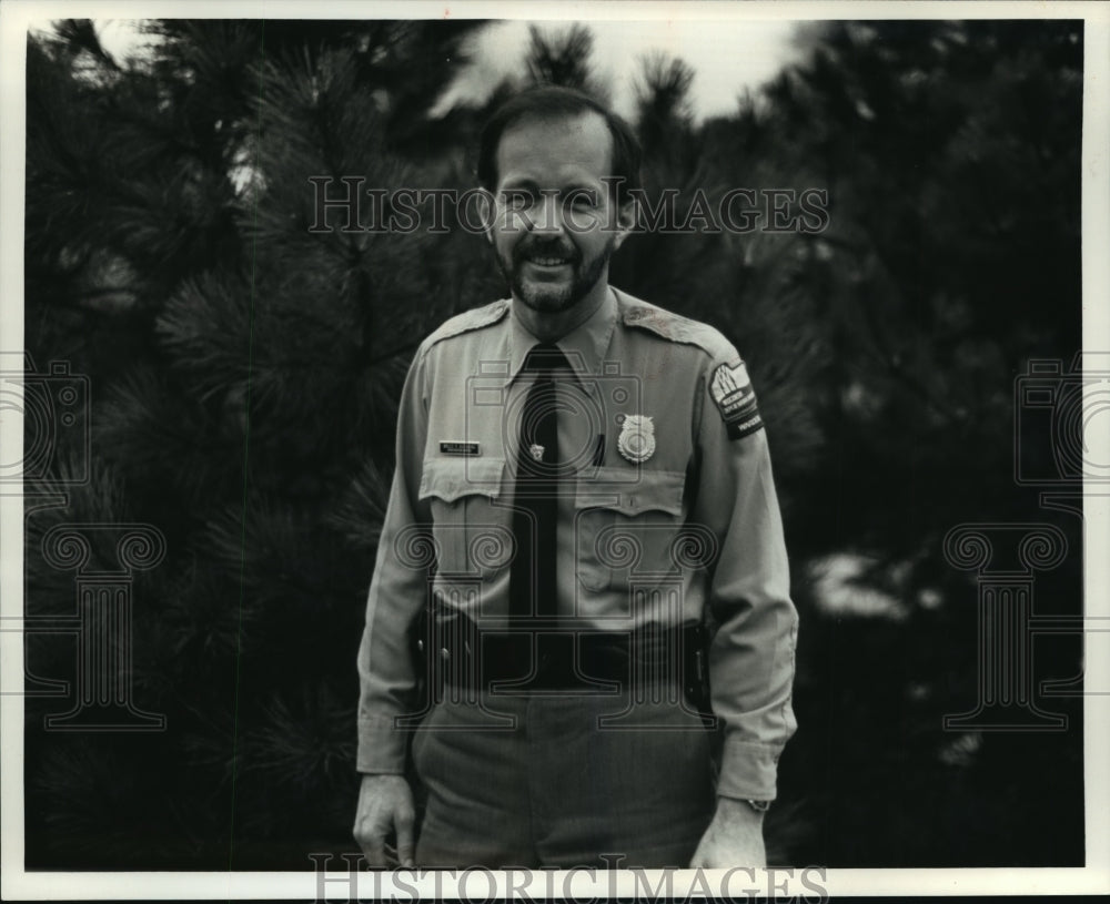 1990 Press Photo Bruce R. Buenning, Law Enforcement Safety Specialist-Historic Images