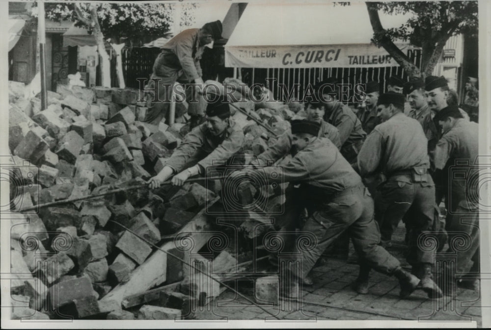 1960 Press Photo French Soldiers Tearing Down Insurgency Barricade in Algiers - Historic Images