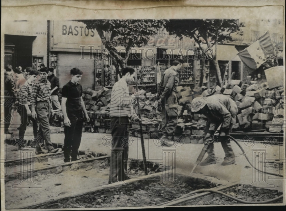 1960 Press Photo A Drill Breaking up Pavement for Algiers Insurgent Barricades - Historic Images