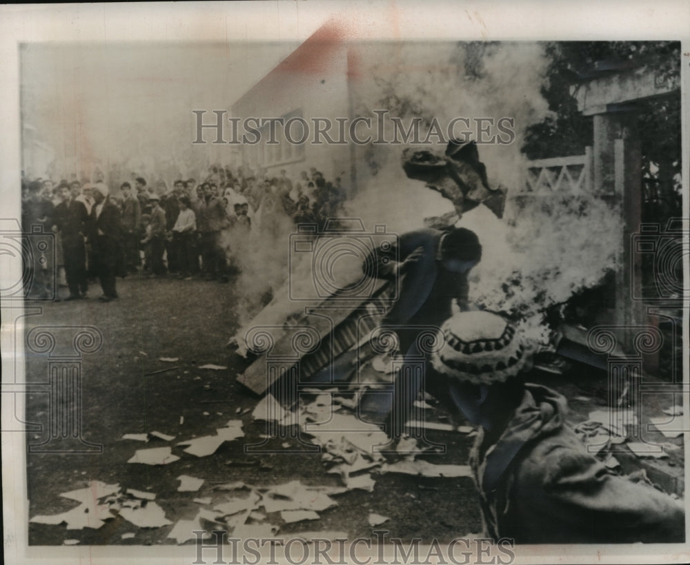 1960 Muslim Algiers Citizens Setting Fire to European&#39;s Furniture - Historic Images