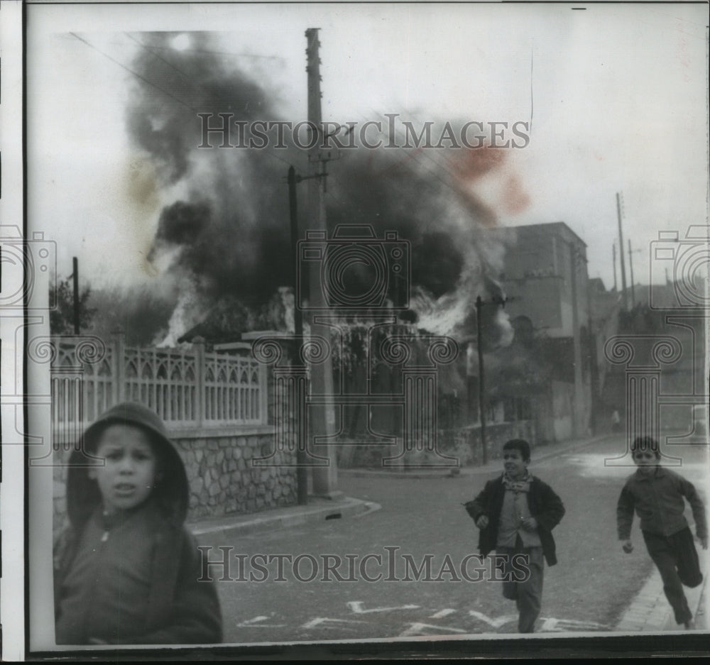1960 Press Photo Algerian Children Scared During Algiers Military Induced Coup-Historic Images