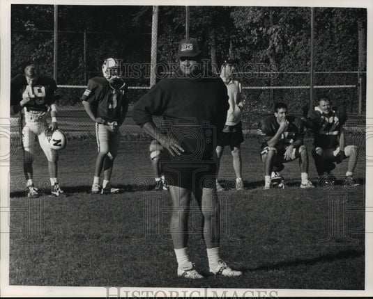 1992 Press Photo Green Bay Packers' Linebacker Coach, John Meyer With Team-Historic Images