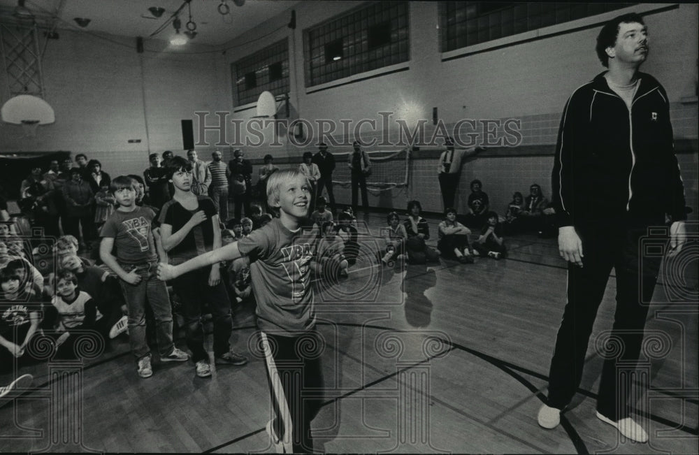 1984 Press Photo Milwaukee Basketball Student, Paul Mokeski, Training Children-Historic Images