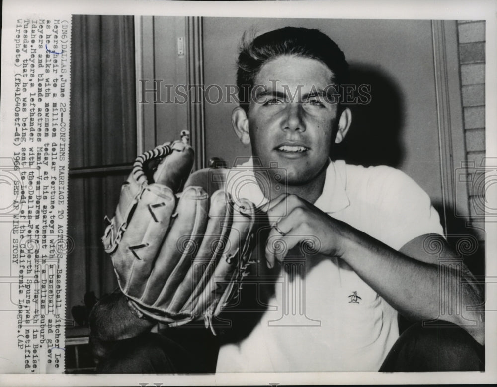 1966 Press Photo Baseball Dallas Spurs Pitcher, Lee Meyers, With Ball and Glove-Historic Images