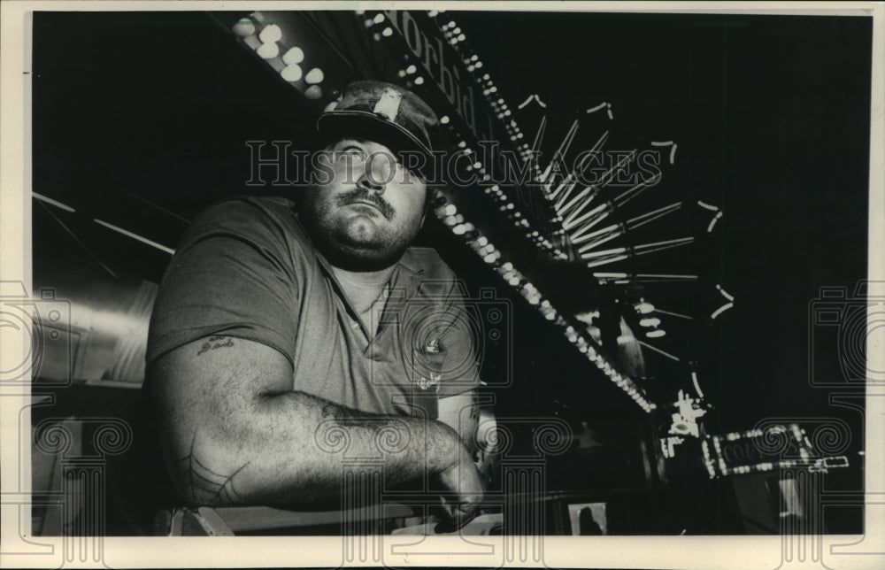 1986 Press Photo Midway Lights Glowing Behind Ride Operator Rebel Lee-Historic Images