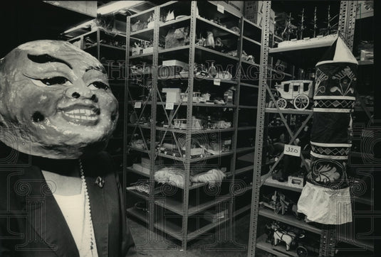 1986 Press Photo Children's Museum Worker Wears Mask From Toy Collection-Historic Images