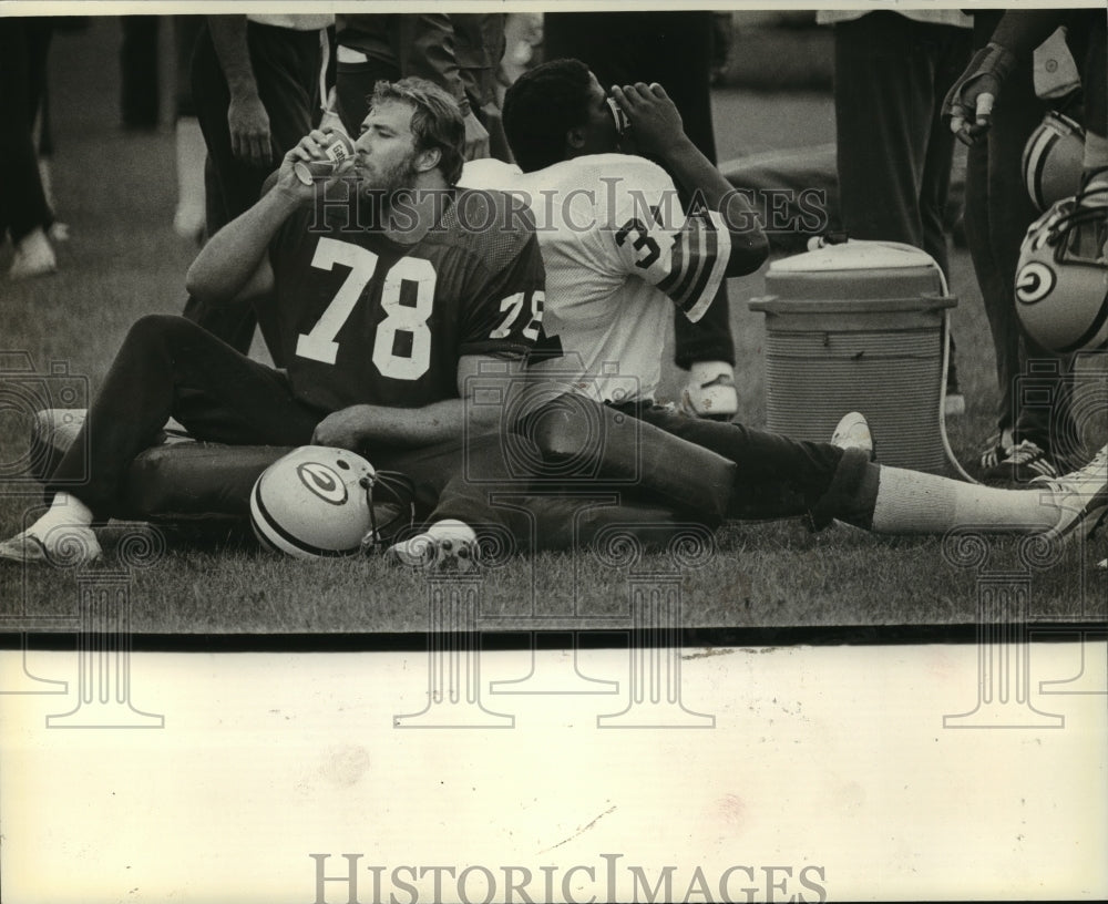 1981 Press Photo Green Bay Packers Players Taking a Break From Practice - Historic Images