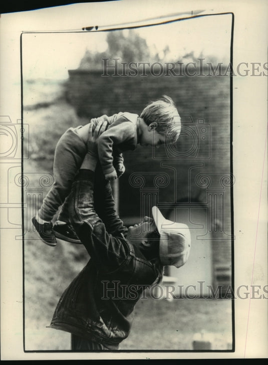 1976 Press Photo Chuck plays with camp directors son, Philadelphia, Pennsyvania - Historic Images