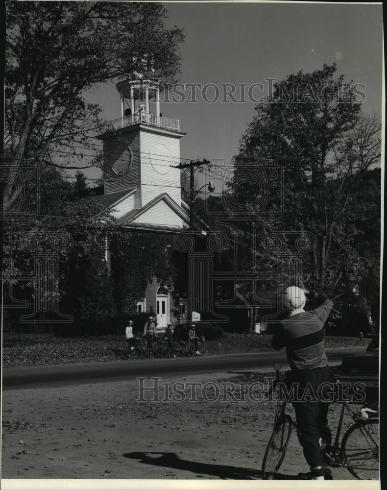 1991 Press Photo Autumn Bicyclists in Bethel Photographing New England Church-Historic Images