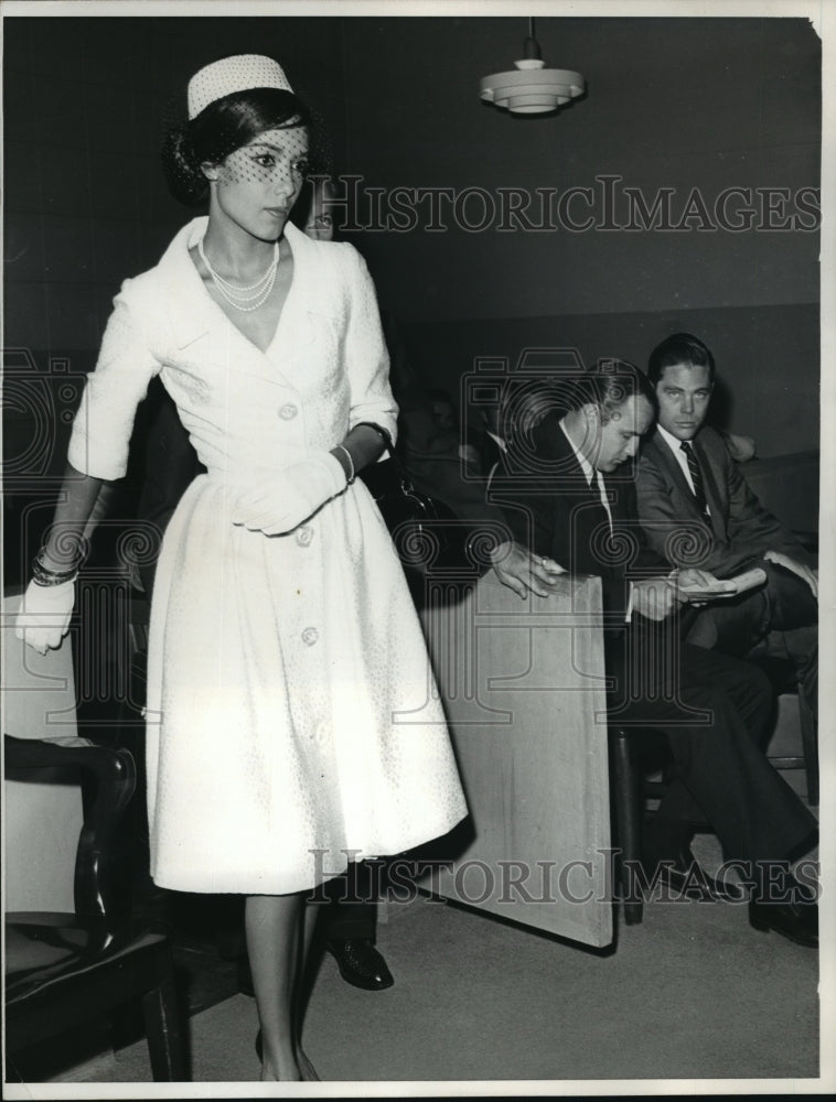 1973 Press Photo Marlon Brando&#39;s and First Wife, Actress Anna Kashfi in Court - Historic Images