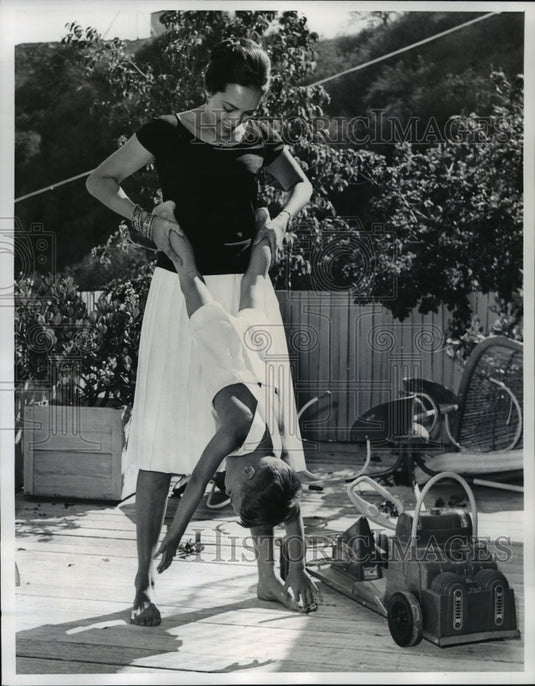 1961 Press Photo Anna Kashfi and son Christian at home in Beverly Hills, Calf.-Historic Images