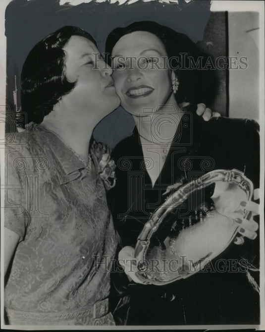 1952 Press Photo Swimmers Gertrude Ederle and Florence Chadwick with Award-Historic Images