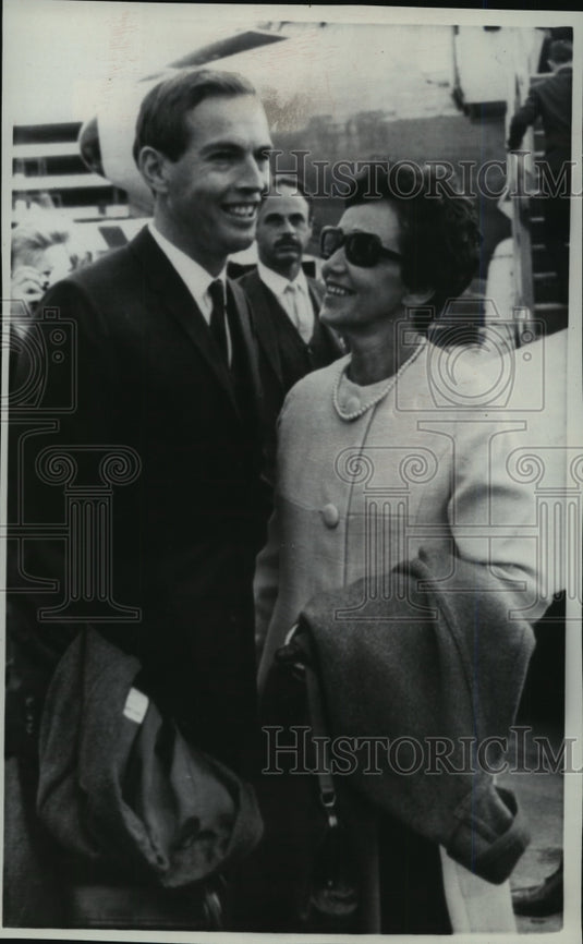 1967 Dr. Christian Bernard & his Wife Stop in London En Route to US - Historic Images
