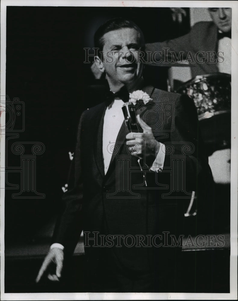 1966 Press Photo Morey Amsterdam, Television Star Entertained At A Party-Historic Images