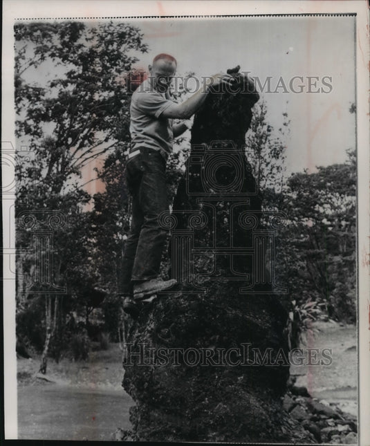 1965 Press Photo Astronaut Edwin Aldrin Jr with lava cone formation on Hawaii-Historic Images