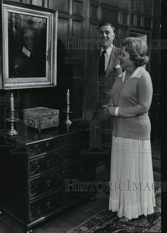 1974 Press Photo George Chester & Ann Kohl at new English room in Villa Terrace-Historic Images