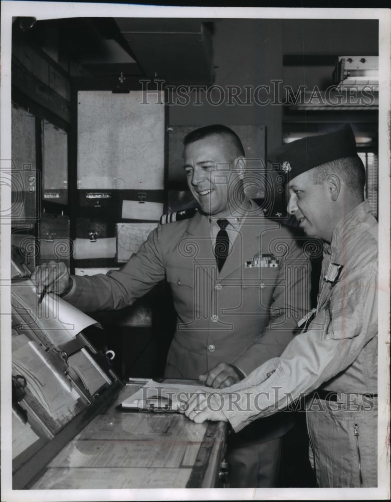 1968 Press Photo Lt. Cdr. Raymond C. Brykczynski &amp; Lt. Bernard McSherry-weather-Historic Images