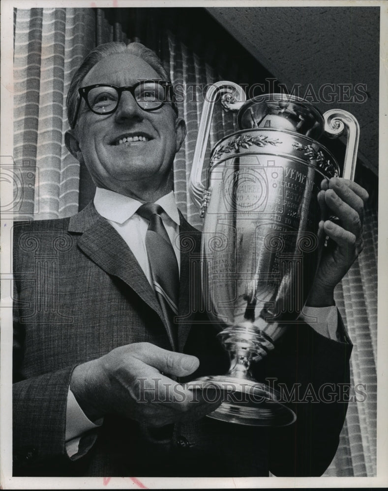 Press Photo Arthur Buenger, President of Mariner Realty Company Receives Award - Historic Images