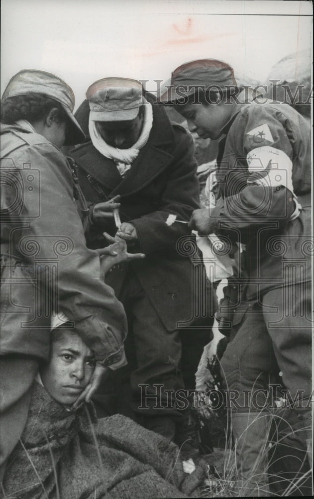1957 Press Photo An Injured Moslem Boy in Nigeria with a Doctor and Two Nurses - Historic Images
