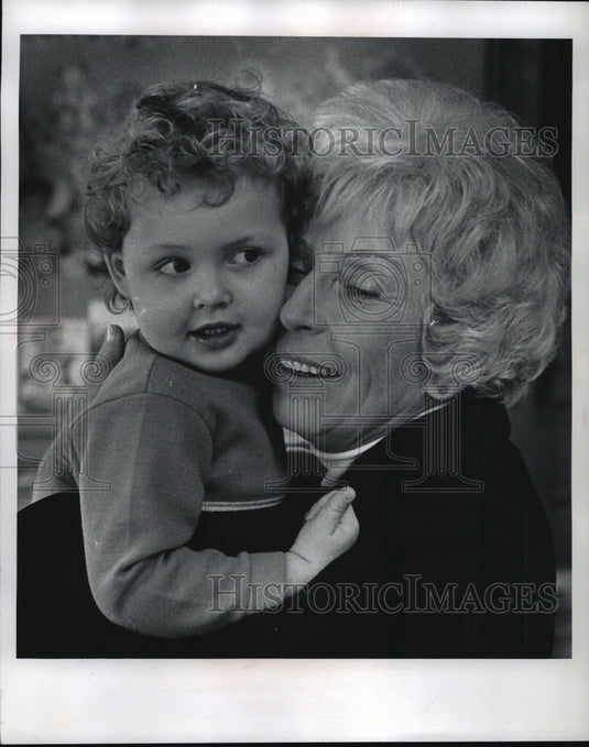 1972 Press Photo Karyn Stevlingson with Possible First Lady Muriel Humphrey-Historic Images