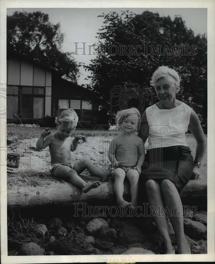 1964 Press Photo Mrs. Hubert Humphrey with her grand daughters in Waverly, MN-Historic Images