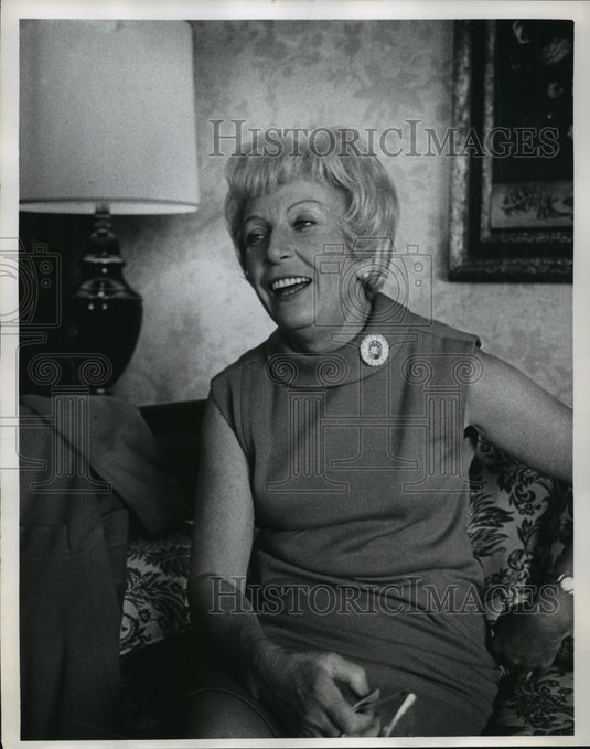 1968 Mrs. Hubert Humphrey at Press Conference in Milwaukee - Historic Images