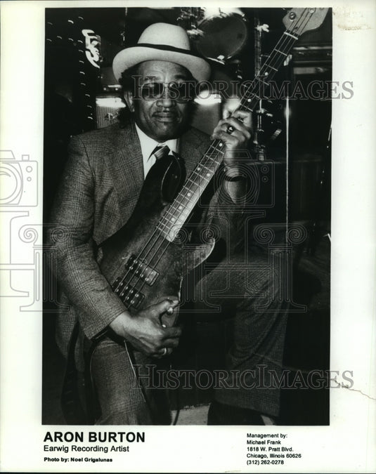 1994 Press Photo Aron Burton, artist at Up and Under Pub - mja60220-Historic Images