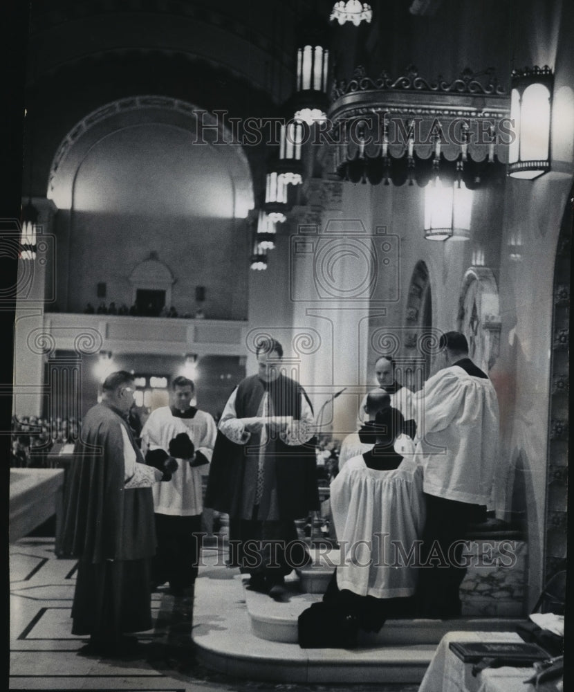 1965 Press Photo Msgr. Leo Brust Receives Apostolic Brief in St. John Cathedral-Historic Images