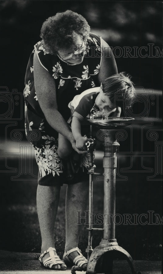 1986 Press Photo Pat Goeman and Grandson John in Milwaukee at Jackson Park-Historic Images