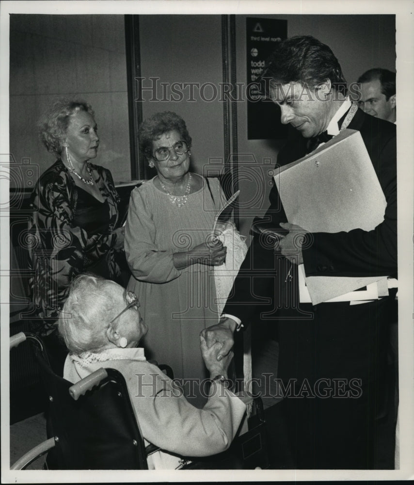 Press Photo John Neumeier chats with his aunt, Agnes Churchill after a ceremony-Historic Images