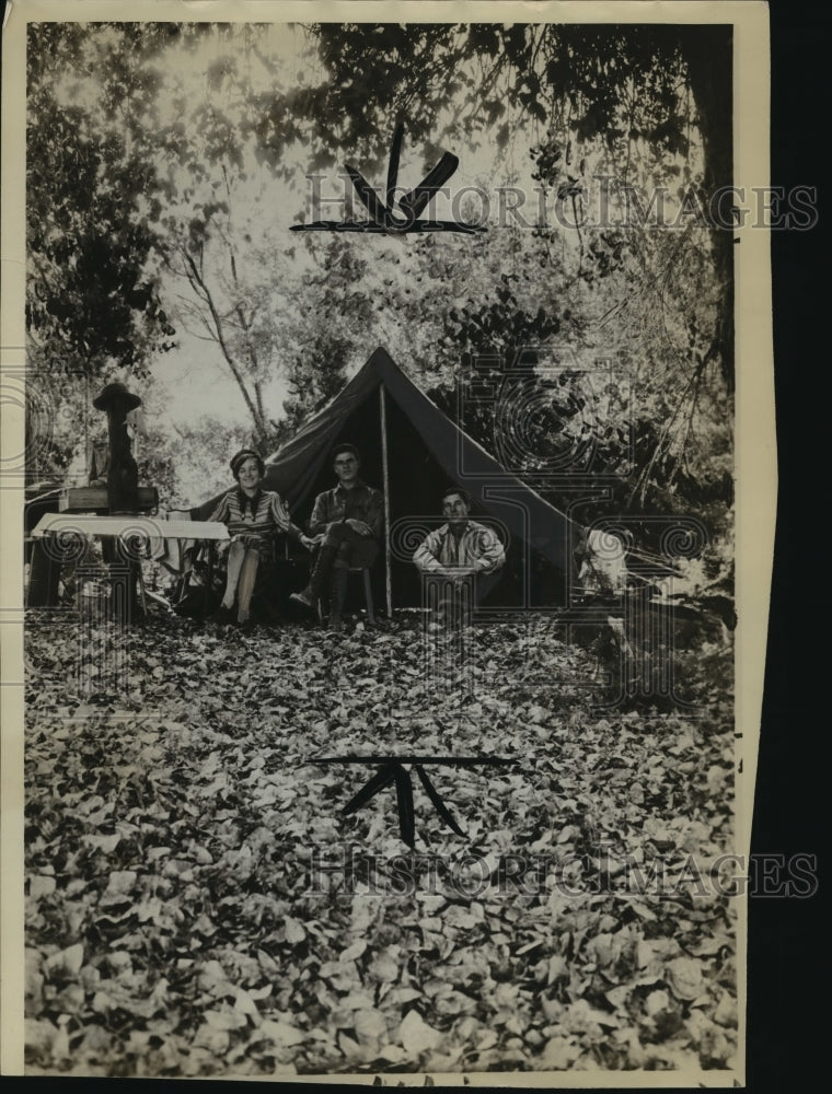1930 Press Photo Paul H. Nesbitt, archeaologist; wife, & assistant in New Mexico - Historic Images