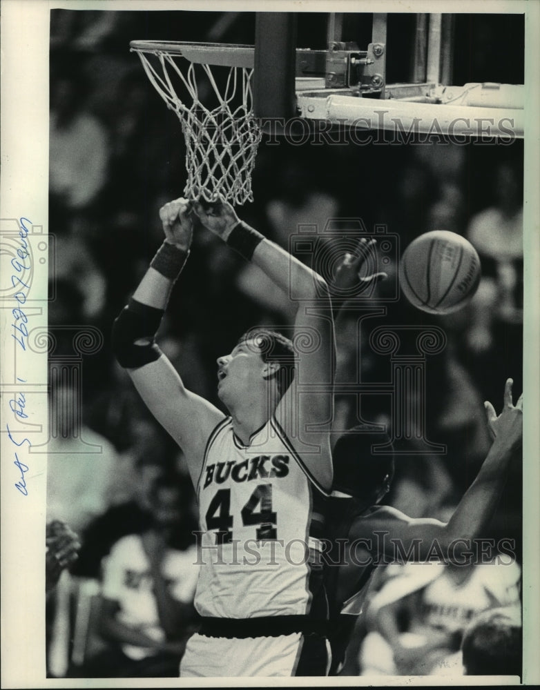 1985 Press Photo Paul Mokeski blocked Wayman Tisdale on the way to the hoop - Historic Images