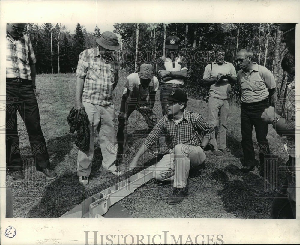 1985 Press Photo Department of Natural Resources personnel-Brule River barrier-Historic Images
