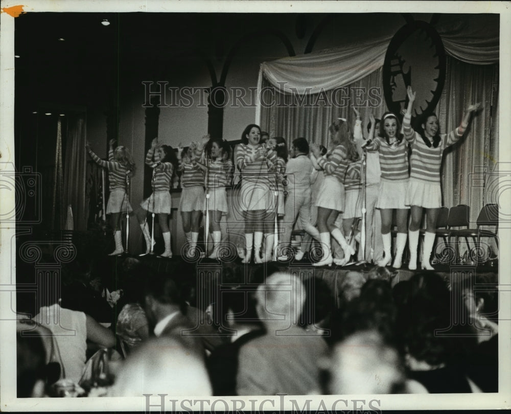 1969 Press Photo The Brothers and the Sisters Perform at the Flamingo Hotel-Historic Images