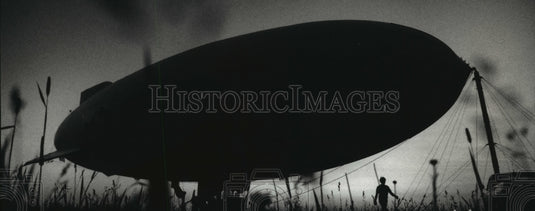 1993 Press Photo Pizza Hut Bigfoot Blimp at Timmerman Field Milwaukee Wisconsin-Historic Images