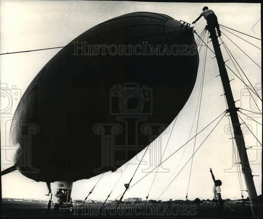 1993 Press Photo R.L. Craig and Brent Perry Signal to Pilot Pat Russell-Historic Images