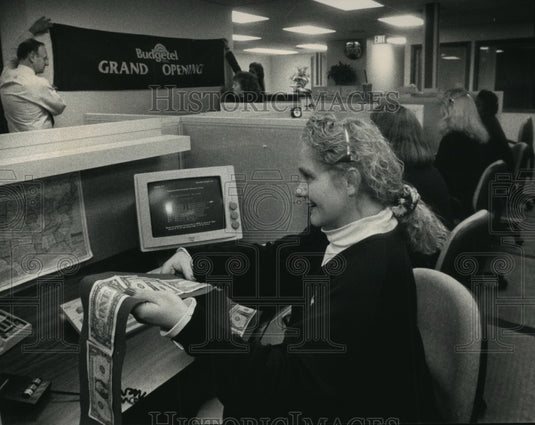 1992 Press Photo Minde Wolff, Reservation Agent for Budgetel Inns - mja60797-Historic Images
